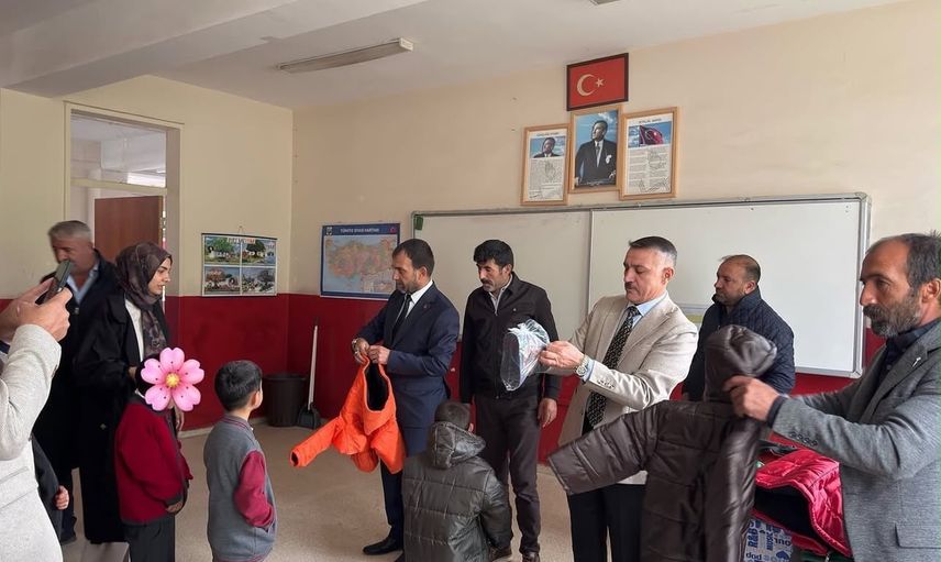 Patnos'ta miniklere sıcak kış: mont ve bot yardımı