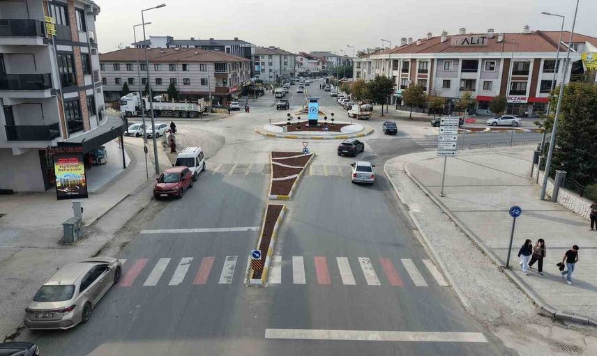 Düzce'de kavşak tanzimiyle şehir içi trafik daha düzenli hale geldi