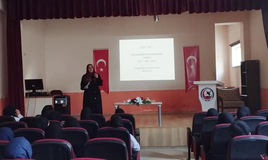 Bayburt'ta lise son sınıf öğrencilerine YKS ve tercih yol haritası sunuldu