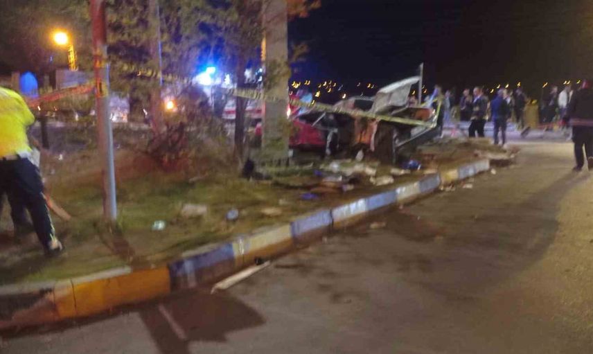 Gevaş'ta hastane önünde kaza: yakıt tankeriyle otomobil çarpıştı, 1 kişi yaşamını yitirdi