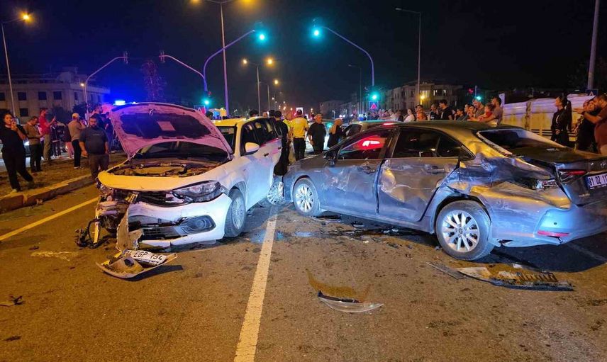 Düzce'de Kervan Kavşağı'nda zincirleme çarpışma: 6 araç, 2 yaralı