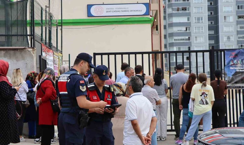 Okullarda güvenlik için sahada 70 asayiş ve 53 trafik timi görevlendirildi