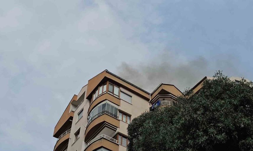 Aydınlıkevler'de çatı yangını itfaiyenin müdahalesiyle kontrol altına alındı