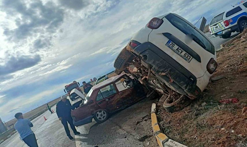 Karaman'da kavşakta çarpışan araçların sürücüleri yaralandı, biri ağır