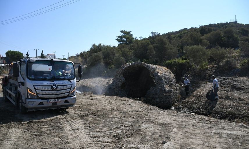 Kuşadası'nda Roma Hamamı çevresi ve su yatağı temizlendi