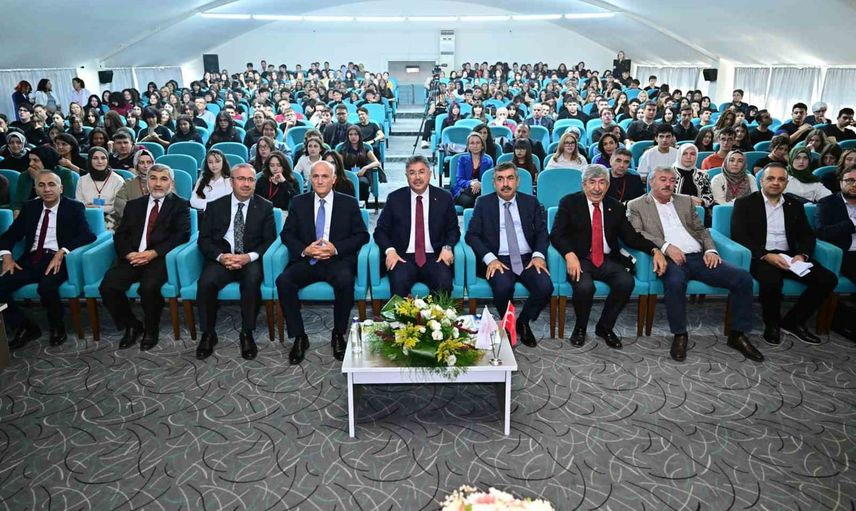 Eskişehir'de Cengiz Dağcı okumalarıyla gençlerin edebiyat buluşması