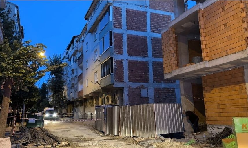Sultangazi'de çatlak tespit edilen iki apartman tedbiren tahliye edildi