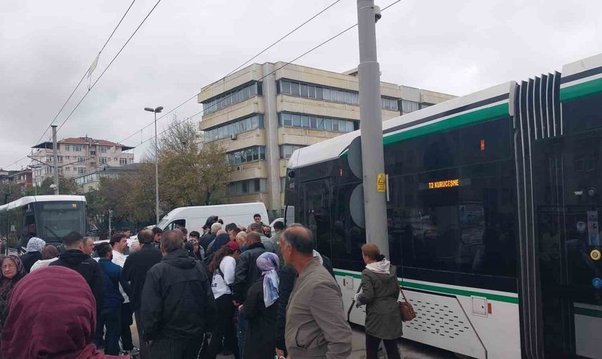 İzmit'te yaya geçişinde tramvay kazası: iki kadına çarpıldı, biri ağır