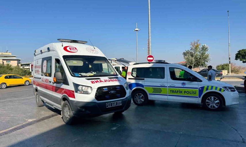 Sabah mesaisinde kavşakta kaza: tırla motosiklet çarpıştı, sürücü tedaviye alındı