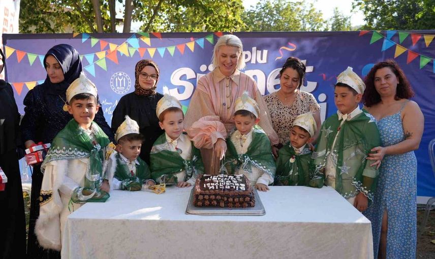 Nostaljik otobüsle şehir turu eşliğinde toplu sünnet şöleni coşkusu