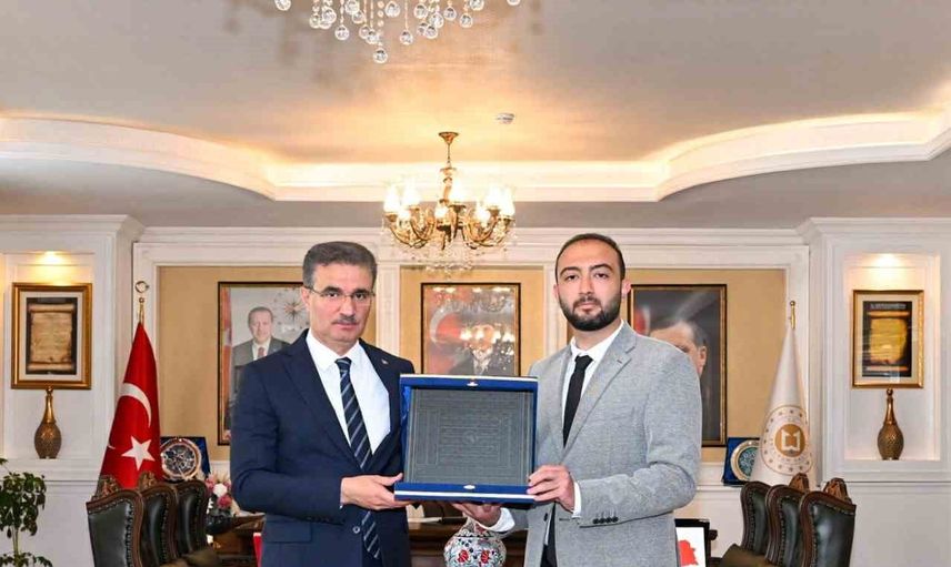 Genç temsilci Yiğit Bilirdönmez ahi sancağını Vali Aydın Baruş'a sundu
