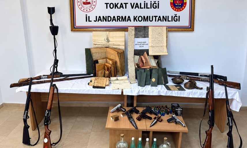 Zile'de jandarmadan eş zamanlı baskın: silah ve tarihi eser operasyonu