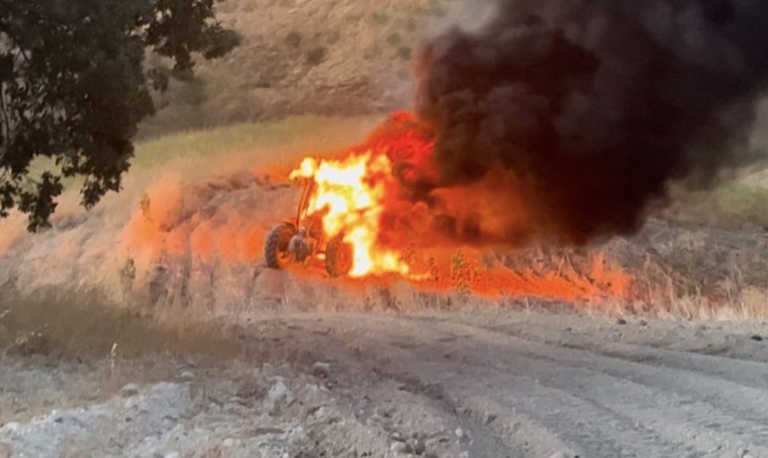 Tarla sürerken alev alan traktör Uğurca'da hurdaya döndü