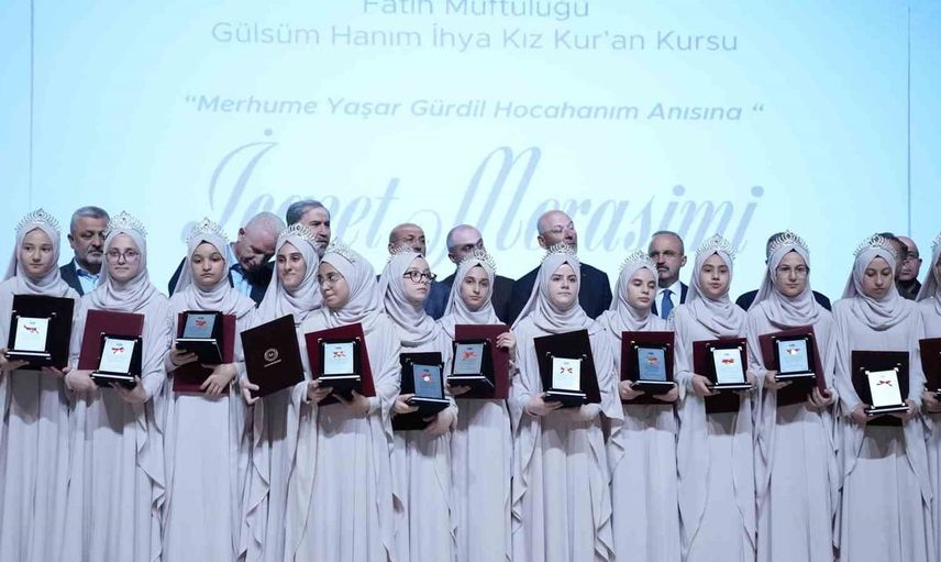 İhya Vakfı'nda 33 Hafız Dualarla İcazet Aldı