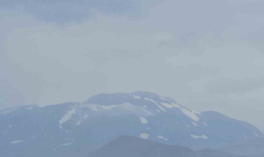 Süphan Dağı'nda yazın son gününde kar sürprizi