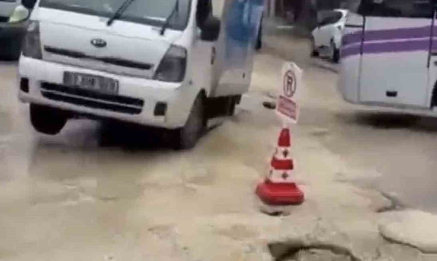 Adana'da bir bulvar çöktü: araçlar çukura saplandı