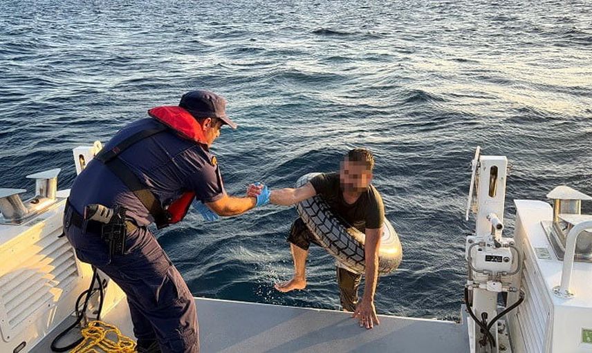 Bodrum açıklarında Sahil Güvenlik yüzerek Yunanistan'a geçiş girişimini durdurdu