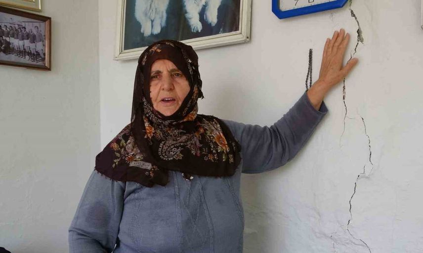 Bayburt'ta temelden süzülen su evlerde hasar ve kaygı yaratıyor