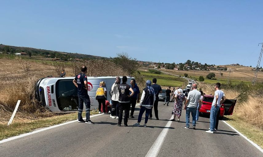 Pehlivanköy'de hasta nakli sırasında kaza: ambulans devrildi, 5 yaralı