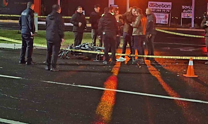 Niğde Bor'da kavşakta çarpışma: motosiklette iki kişi hayatını kaybetti, bir ağır yaralı