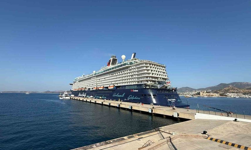 Dev kruvaziyer Mein Schiff 5 Bodrum'a binlerce misafirle yanaştı