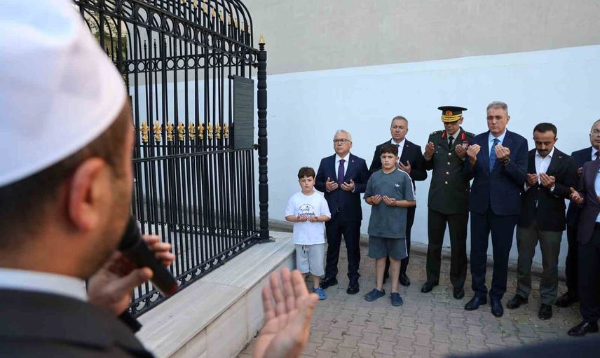 Sivas'ta kongreye destek veren din adamları mezarları başında anıldı