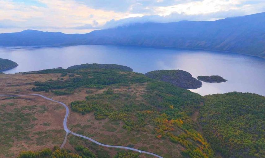 Nemrut Kalderası'nda sonbahar: sarı yapraklar ve Van Gölü panoraması