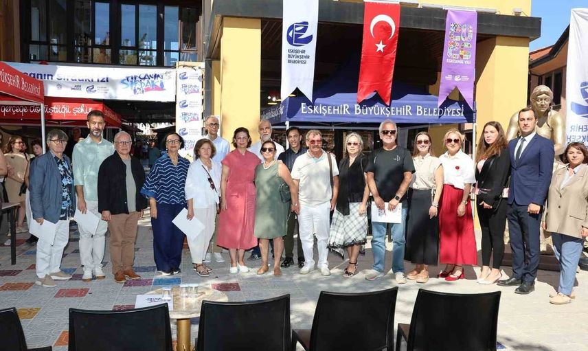 Eskişehir'de seramik yüzeyleri fırçanın izleriyle yeniden şekilleniyor