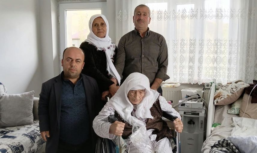 Yüksekova'da dayanışma eli: Hatun Teyze yeni tekerlekli sandalyesine kavuştu