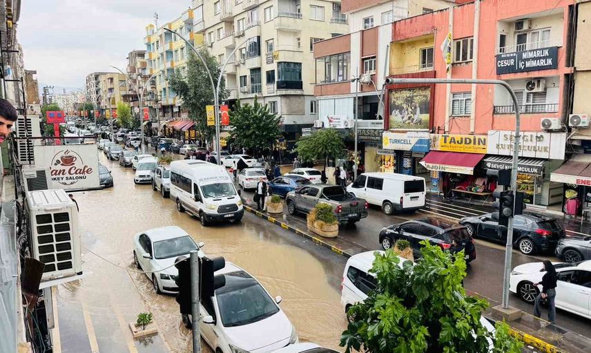 Cizre'de sağanak yaşamı sekteye uğrattı