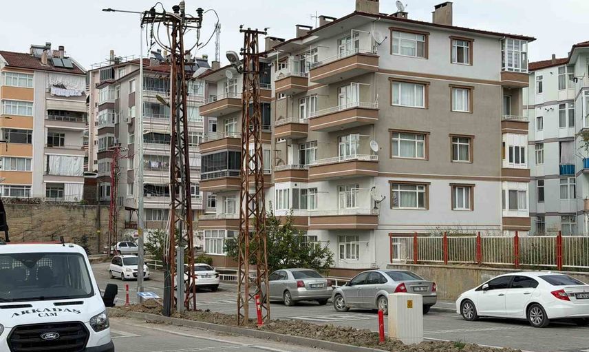 Boyabat’ta cadde yenilendi: havai elektrik hatları yer altına alındı