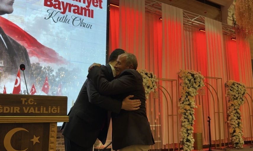 Vali Taşolar, bisikletiyle korteje katılan Urfullah Çiftçi'yi resepsiyonda ağırladı