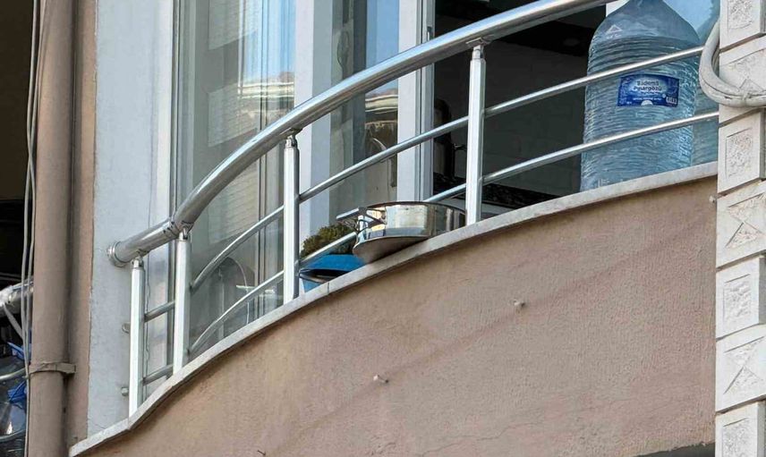 Ocakta unutulan yemek Serik'te dairede yangına yol açtı, itfaiye büyümeden müdahale etti