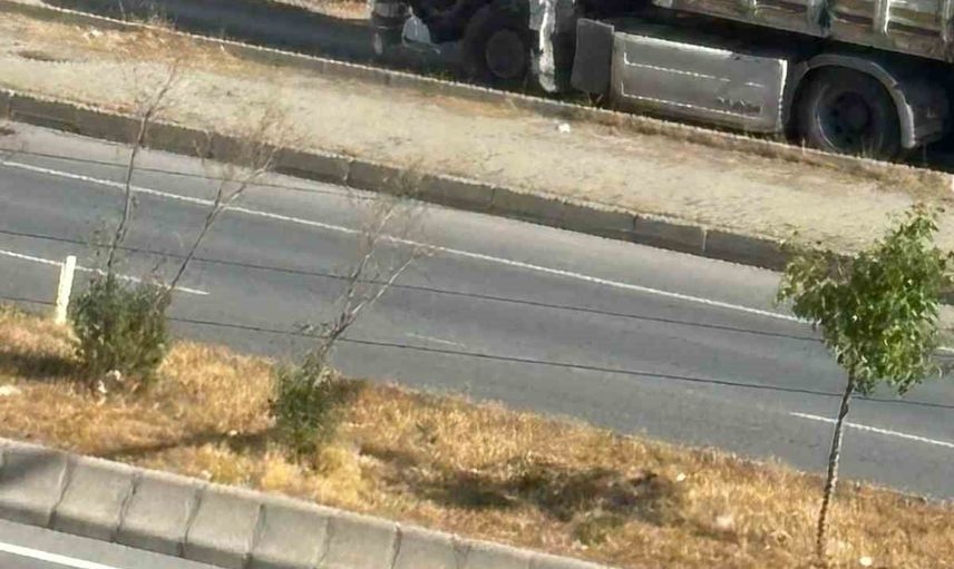Hasköy-Bitlis kara yolunda tır ve panelvan çarpıştı, üç kişi hastaneye kaldırıldı