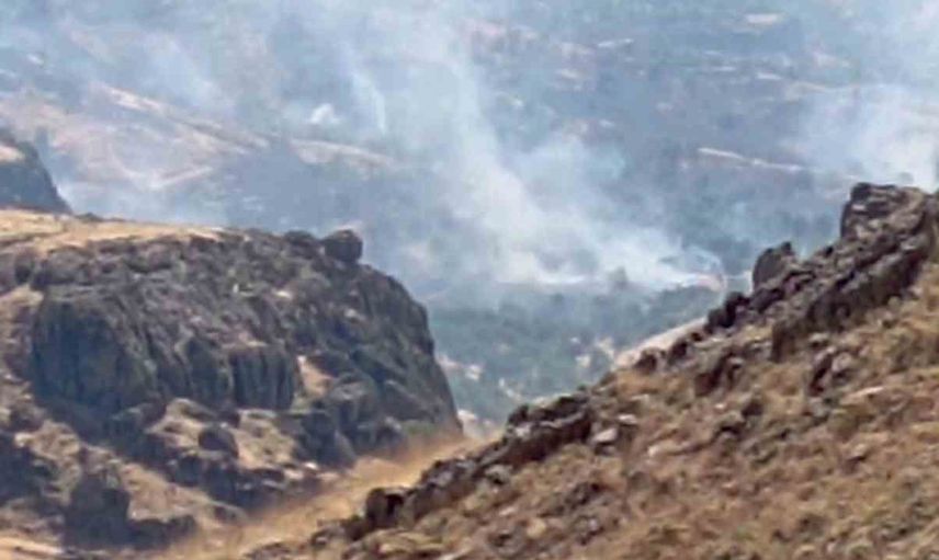 Çakaran vadisinde zorlu müdahale: Nazımiye'de orman yangını helikopterle destekleniyor
