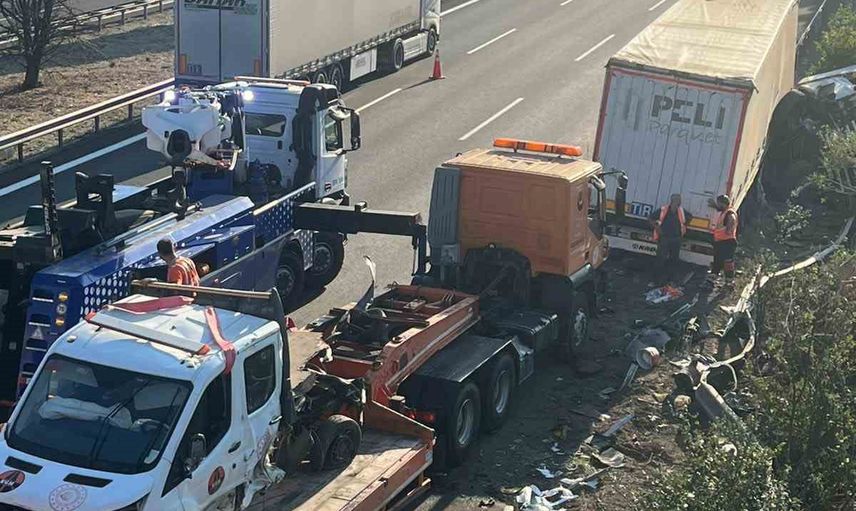 Emniyet şeridinde yürütülen bakım çalışmasına çekici çarptı: 3 kişi yaralandı