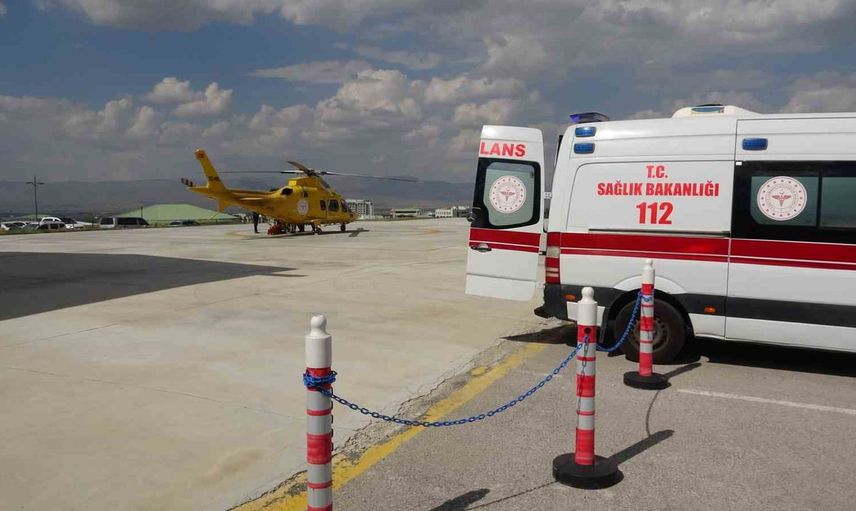 Traktörün altında kalan genç için ambulans helikopterle hızlı müdahale
