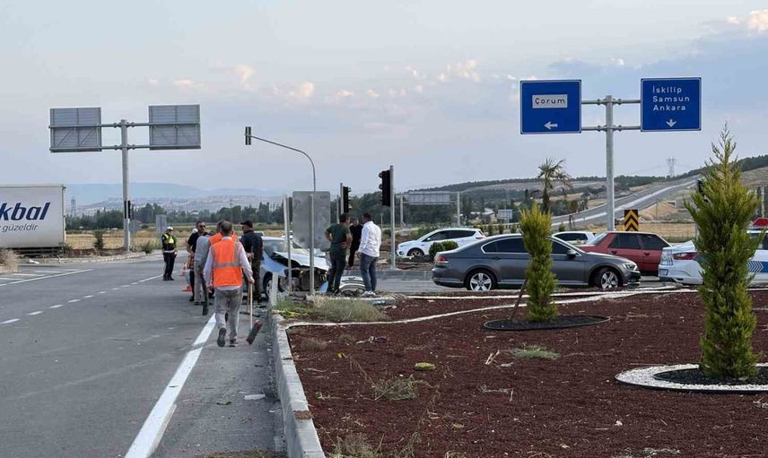Çorum'da kavşakta çarpışma: iki otomobil büyük hasar aldı, sürücüler yara almadan kurtuldu