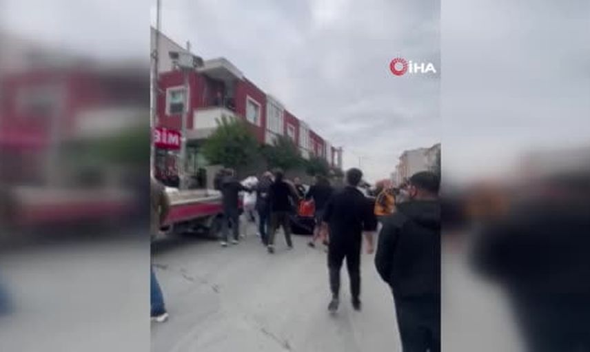 Avcılar'da akşamüstü sokak kavgası aile yakınlarının müdahalesiyle büyüdü