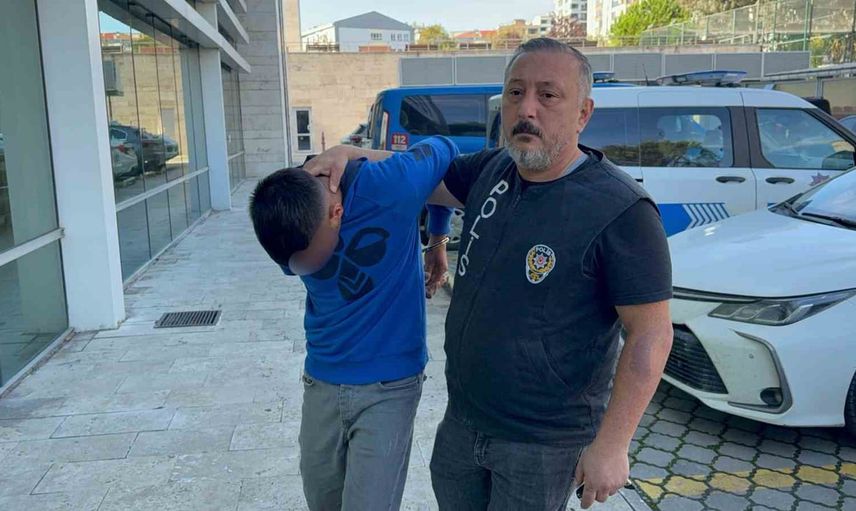 Kapıda unutulan anahtar hırsızlığa zemin hazırladı, zanlı tutuklandı