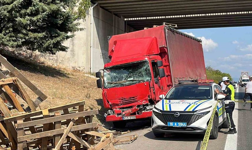 emniyet şeridinde arızaya bakan kişi başka bir kamyonetin çarpmasıyla hayatını kaybetti