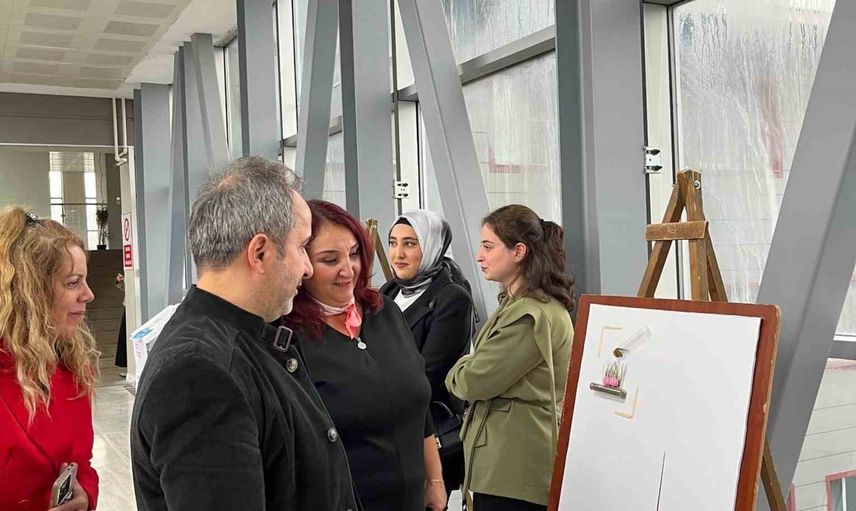 Gençlerin atıkları düşünceyle dönüştürdüğü sergi Atatürk Üniversitesi'nde