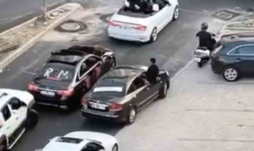 Nilüfer'de düğün konvoyu yolda durdu, trafik dakikalarca aksadı