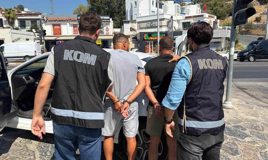 bodrum'da sahte kimlikle yakalanan kırmızı bültenli şüpheli