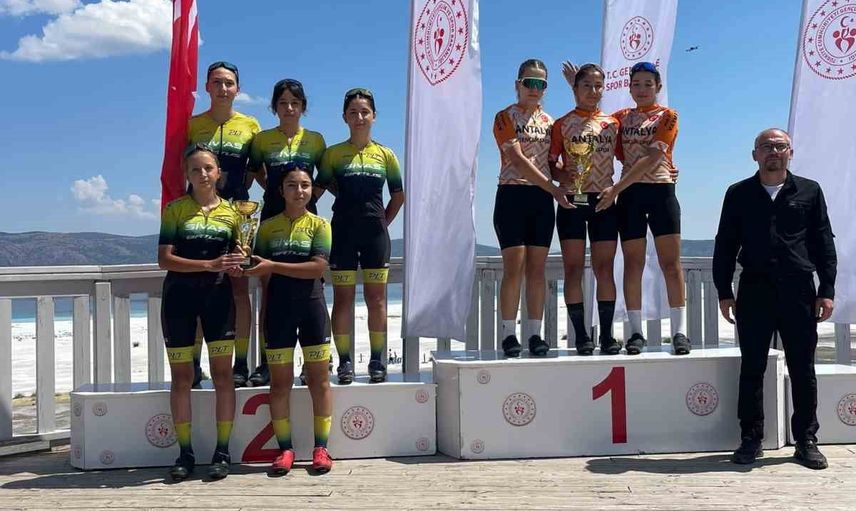 Sivaslı genç bisikletçiler Burdur'da Türkiye ikincisi oldu