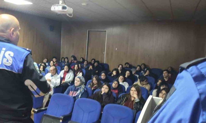 Lise öğrencilerine acil çağrı ve dijital güvenlik eğitimi veren polis ekipleri
