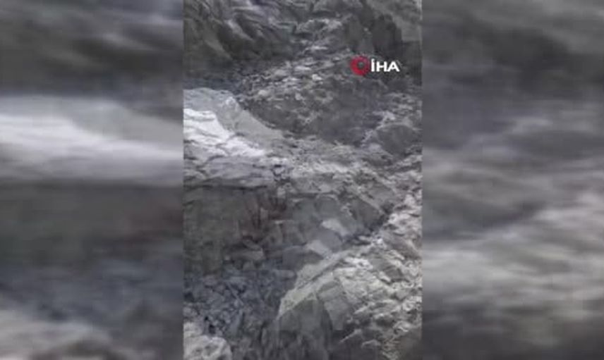 Mont Blanc'ta Gouter koridorunda kayan taşlar dağcıları sığınaklara itti