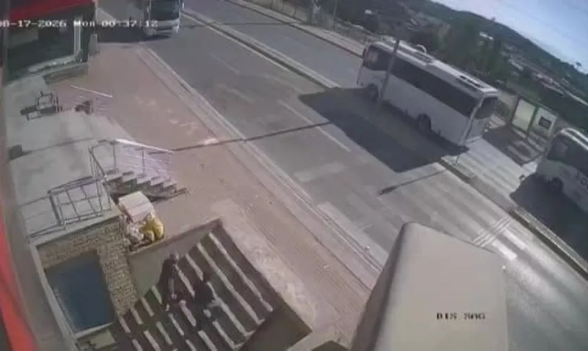 Merdiven boşluğuna düşen otomobil iki kişiyi son anda kurtardı