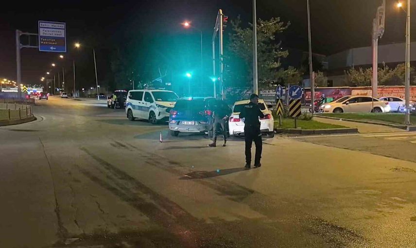 Dün gece Erzurum'da kavşakta çarpışma: iki araçta ağır hasar, 2 yaralı