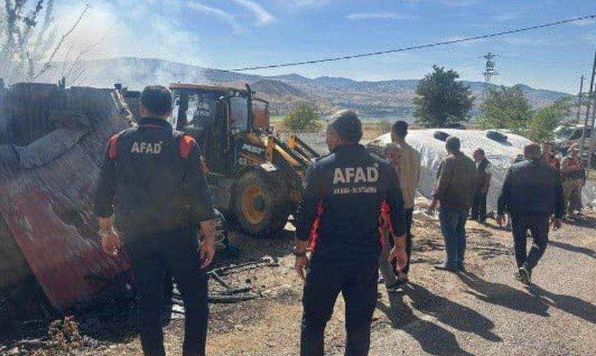 Tunceli'de itfaiye, AFAD ve Jandarma müdahalesiyle ahır yangını kontrol altına alındı
